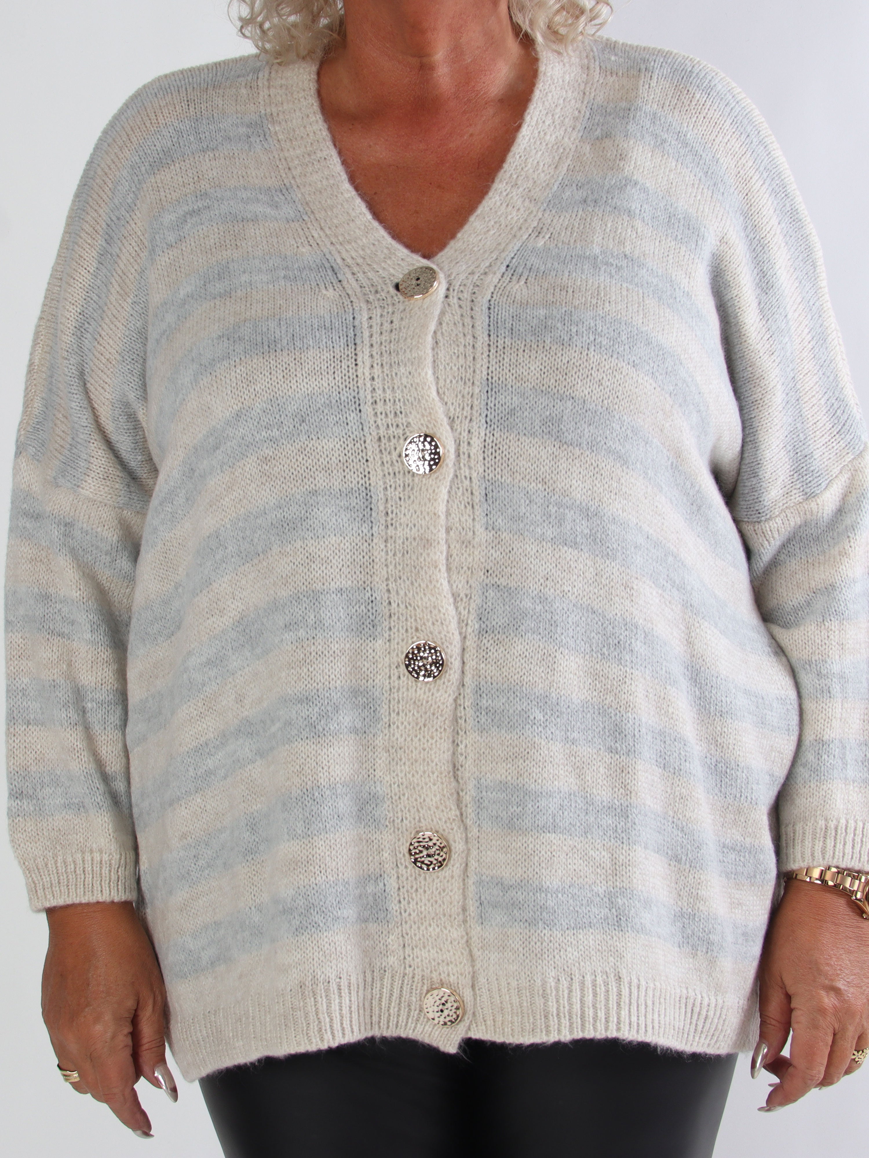 Parker - Randig stickad plus size kofta med stora guldknappar
